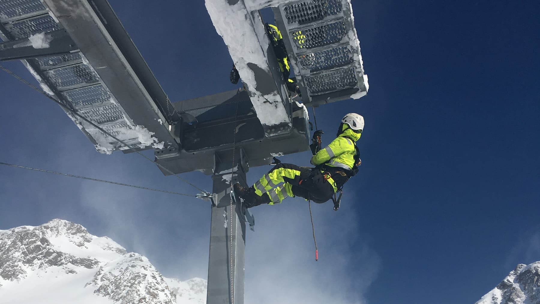 Techniker von ROPH Montagen gesichert am Stützenkopf einer Seilbahn im Hochgebirge