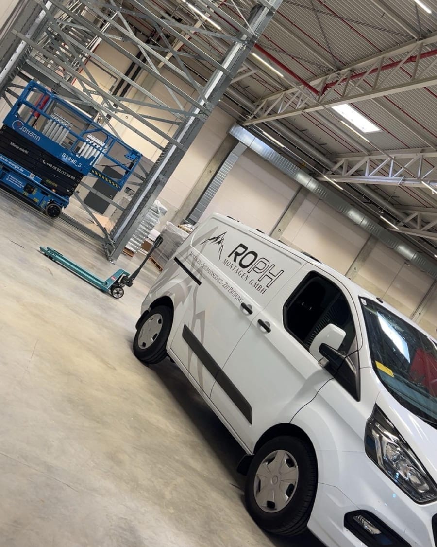 Servicefahrzeug von ROPH Montagen bei einer Industriemontage in einer Werkshalle